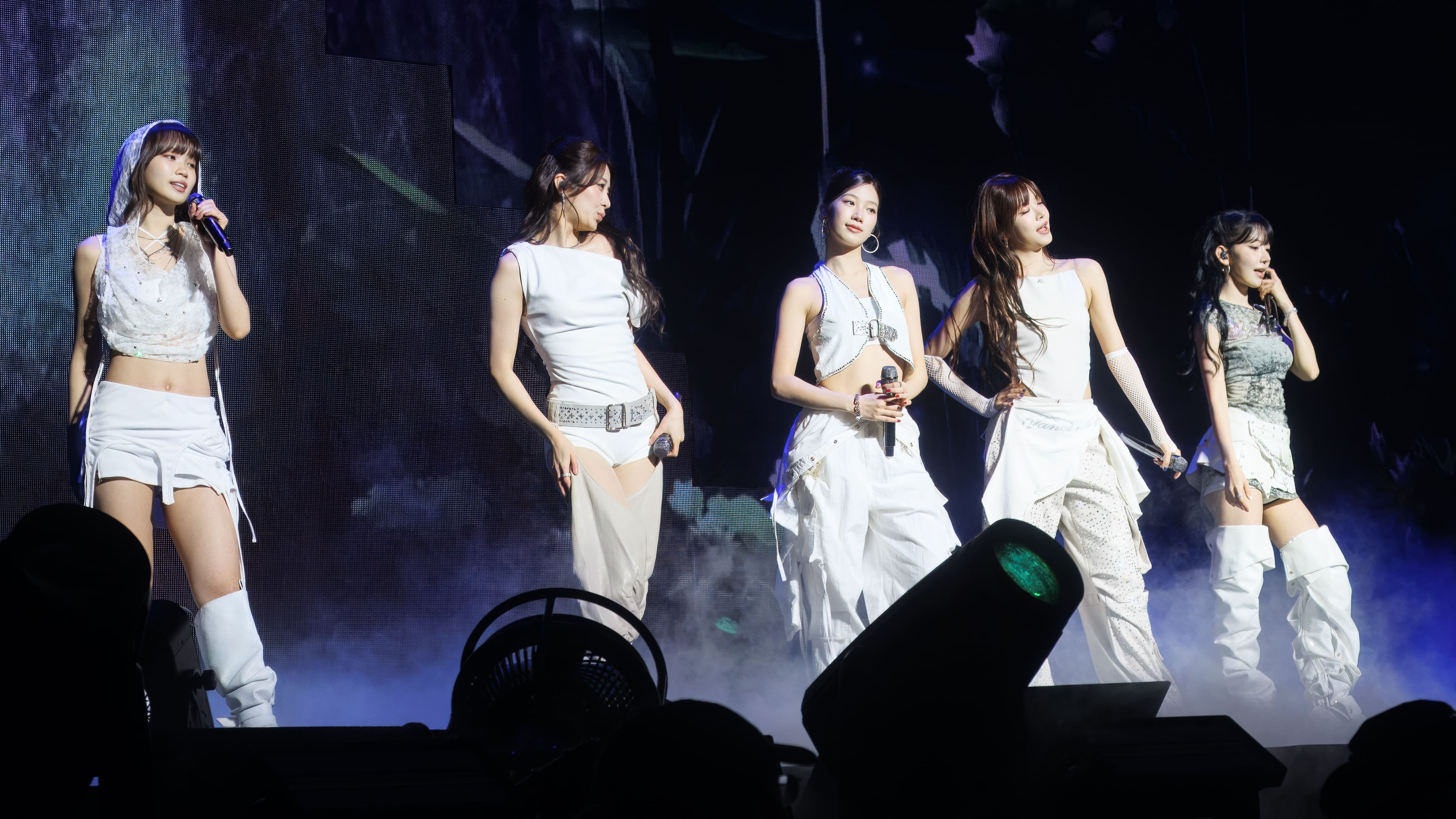 LE SSERAFIM performing together in Seattle during the 2025 Easy Crazy Hot Tour